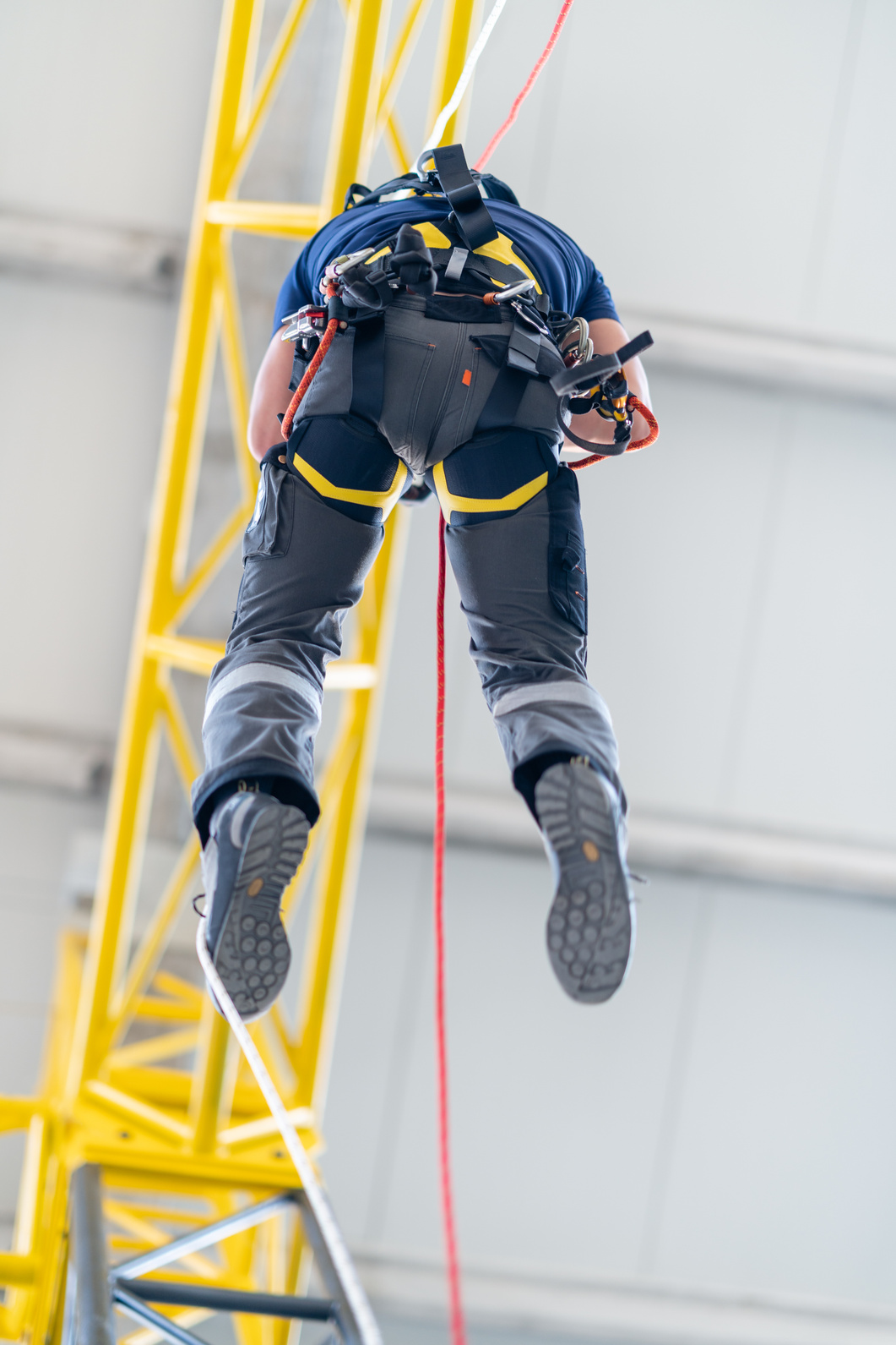 trabajador en altura visto desde abajo