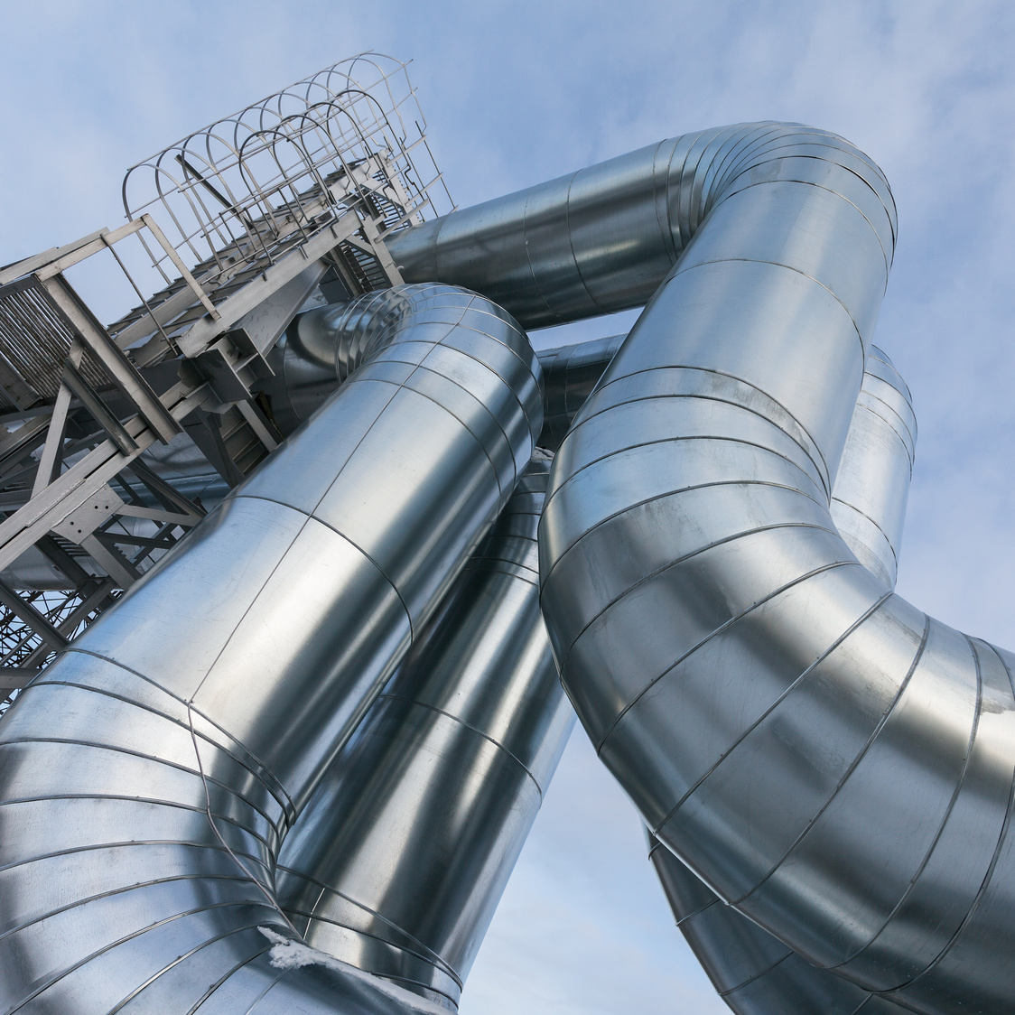 Instalación industrial de salida de gases con tubos de acero galvanizado